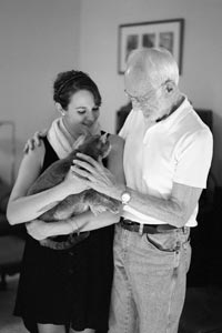 Man with failing eyesight falling in love with a one-eyed cat his granddaughter is introducing him to